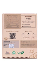 गैलरी व्यूवर में इमेज लोड करें, Close-up of Oolong Vanilla Tea semi-oxidised leaves with natural vanilla pieces